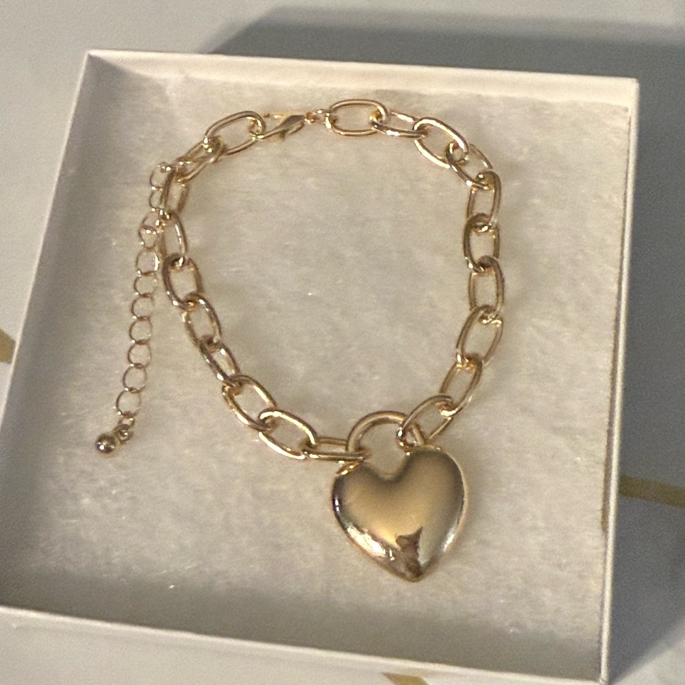 NIB Gold Heart Chain Bracelet